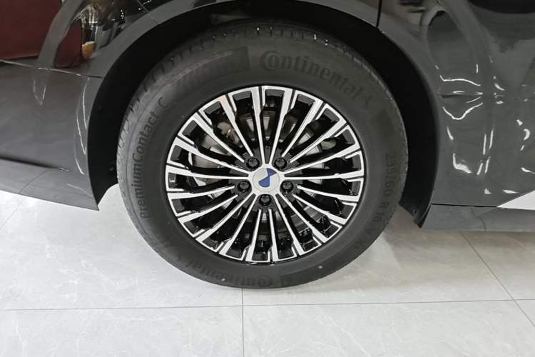 Used Denza D9 2024 DM-i 980 Four-Wheel Drive Prestige Model Right Rear Wheel Hub