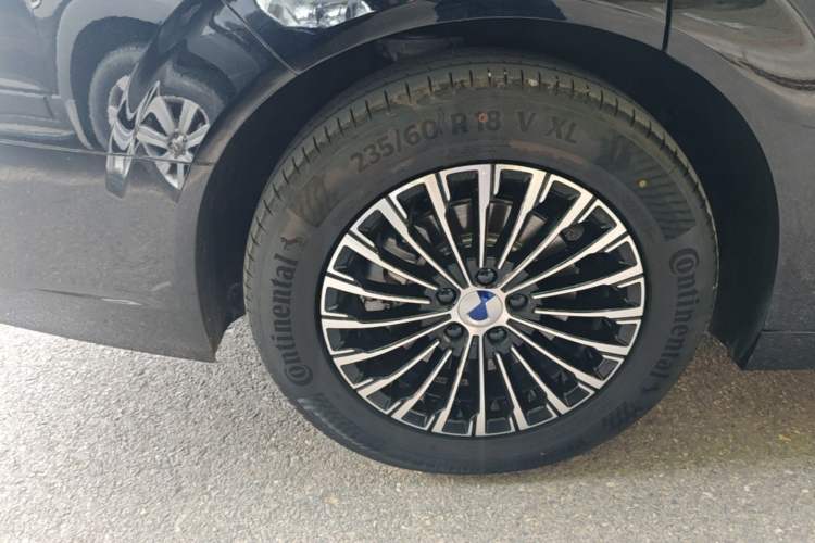 Used Denza D9 2024 DM-i 980 Four-Wheel Drive Prestige Model Right Rear Wheel Hub