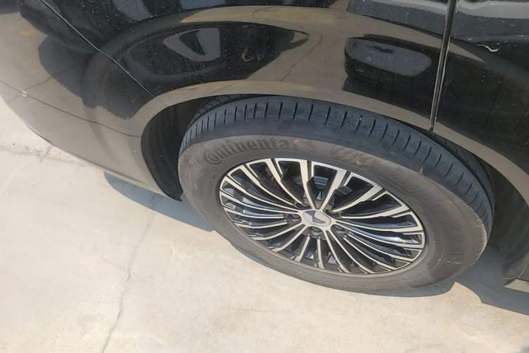 Used Denza D9 2024 DM-i 1050 Luxury Model Right Rear Wheel Hub