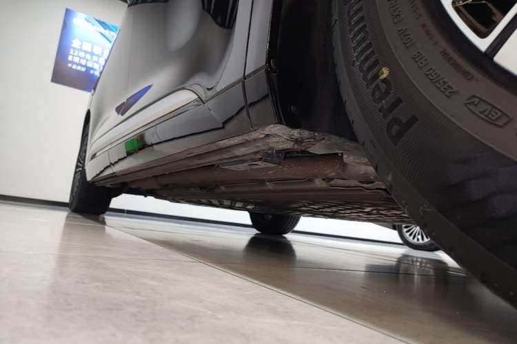 Used Denza D9 2024 DM-i 980 Four-Wheel Drive Prestige Model Right Side Sill