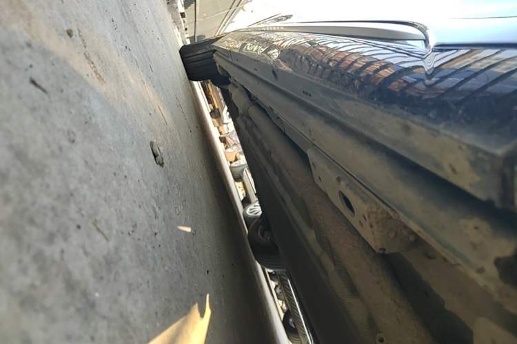 Used Denza D9 2024 DM-i 1050 Luxury Model Right Side Sill