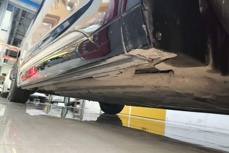 Used Denza D9 2024 DM-i 980 Four-Wheel Drive Prestige Model Right Side Sill