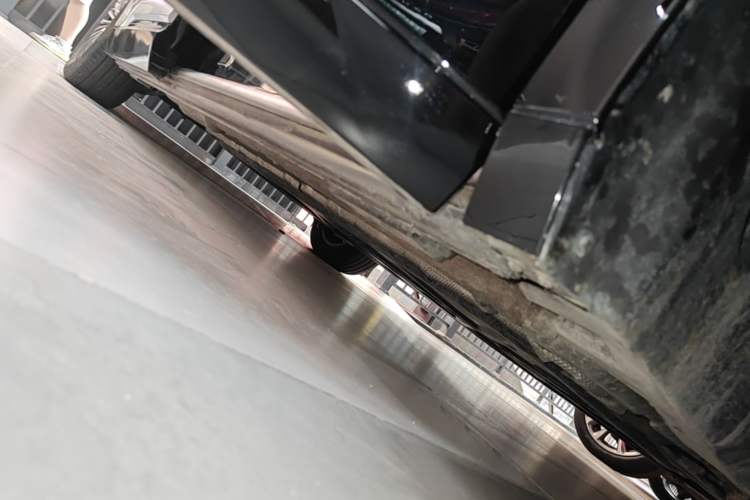 Used Denza D9 2024 DM-i 1050 Luxury Model Right Side Sill