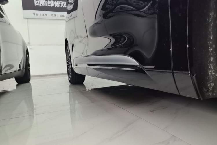 Used Denza D9 2024 DM-i 980 Four-Wheel Drive Prestige Model Right Side Sill