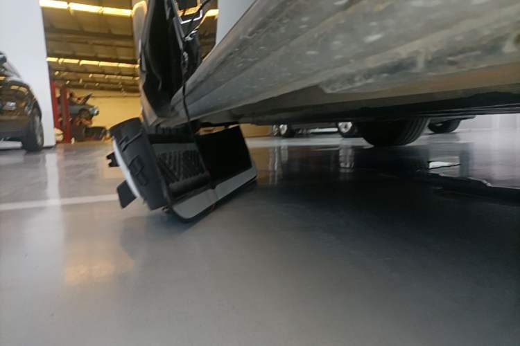 Used Denza D9 2024 DM-i 1050 Luxury Model Right Side Sill