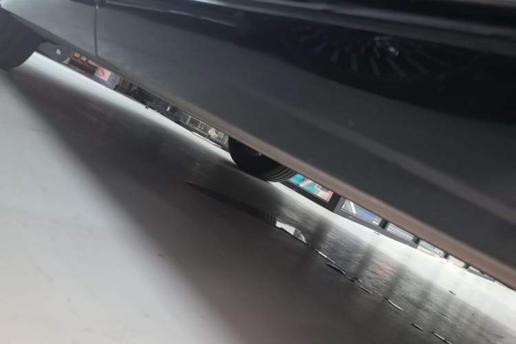 Used Denza D9 2024 DM-i 1050 Luxury Model Right Side Sill