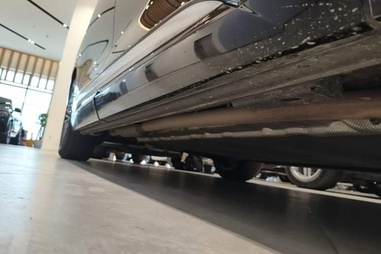 Used Denza D9 2024 DM-i 980 Four-Wheel Drive Prestige Model Right Side Sill