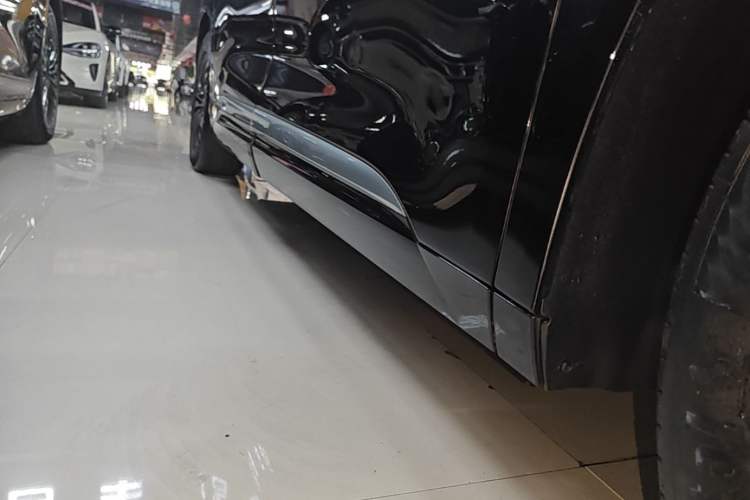 Used Denza D9 2024 DM-i 980 Four-Wheel Drive Prestige Model Right Side Sill