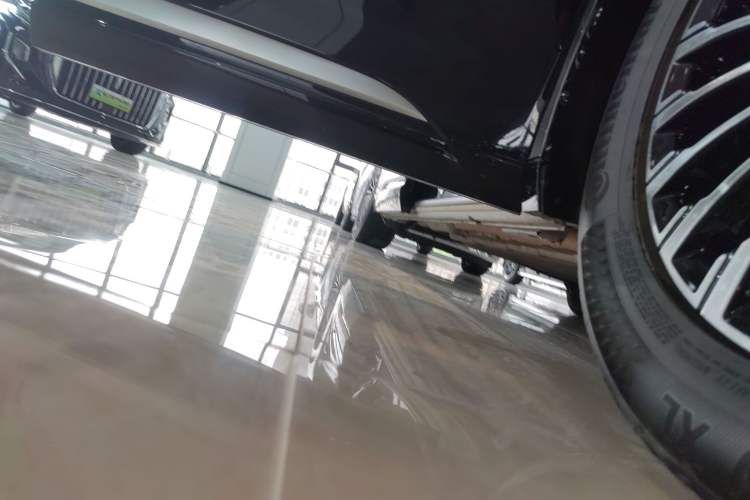 Used Denza D9 2024 DM-i 980 Four-Wheel Drive Flagship Model Right Side Sill