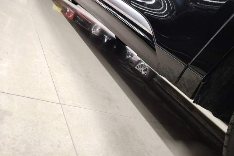Used Denza D9 2024 DM-i 1050 Luxury Model Right Side Sill