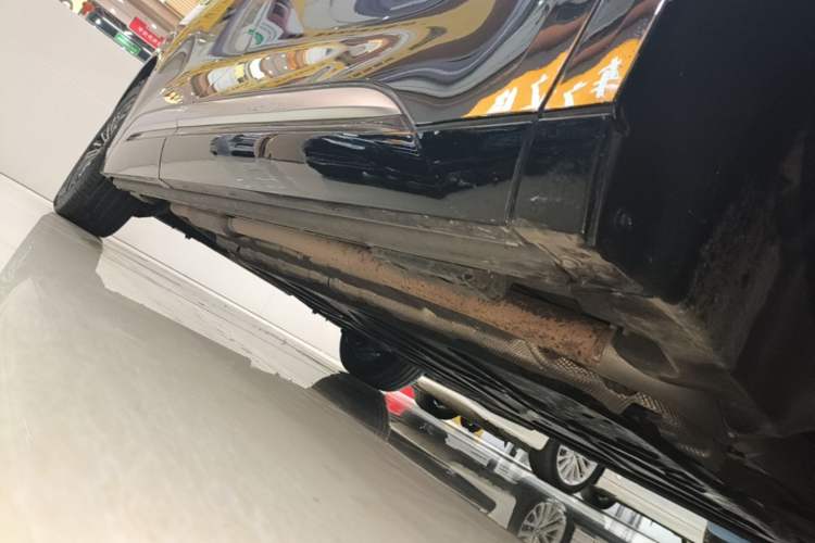 Used Denza D9 2024 DM-i 1050 Luxury Model Right Side Sill