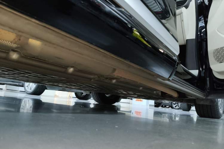 Used Denza D9 2024 DM-i 980 Four-Wheel Drive Flagship Model Right Side Sill