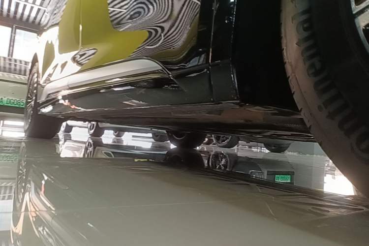 Used Denza D9 2024 DM-i 1050 Luxury Model Right Side Sill