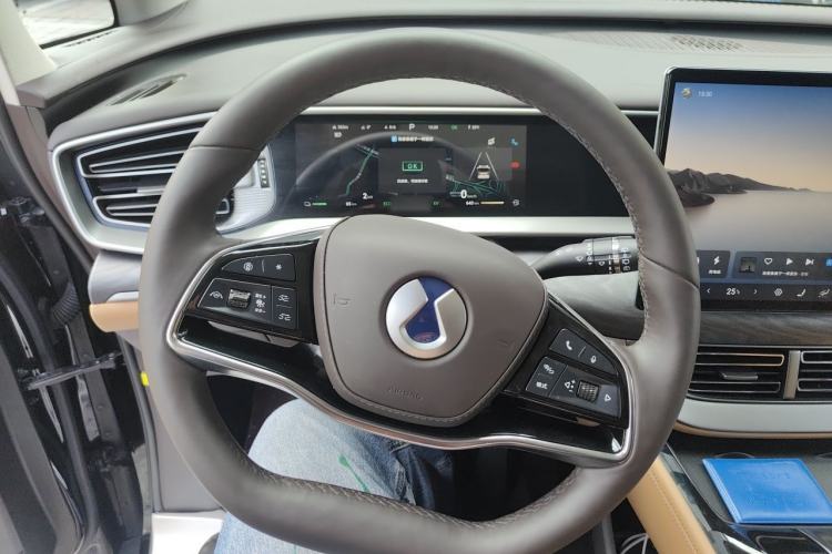 Used Denza D9 2024 DM-i 980 Four-Wheel Drive Prestige Model Steering Wheel