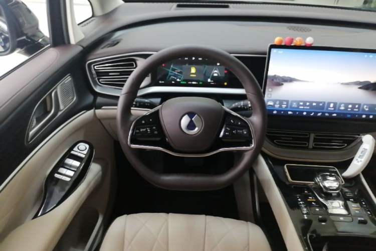 Used Denza D9 2024 DM-i 980 Four-Wheel Drive Prestige Model Steering Wheel