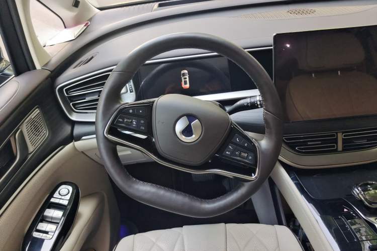 Used Denza D9 2024 DM-i 980 Four-Wheel Drive Flagship Model Steering Wheel
