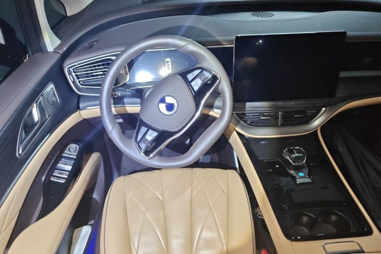 Used Denza D9 2024 DM-i 980 Four-Wheel Drive Prestige Model Steering Wheel