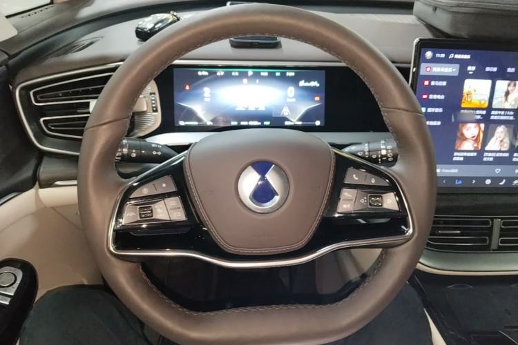 Used Denza D9 2024 DM-i 980 Four-Wheel Drive Prestige Model Steering Wheel