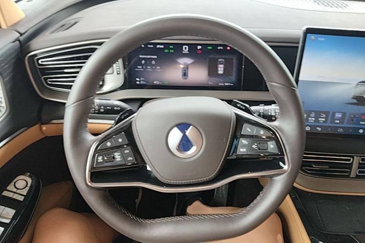 Used Denza D9 2024 DM-i 980 Four-Wheel Drive Flagship Model Steering Wheel