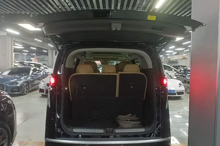 Used Denza D9 2024 DM-i 980 Four-Wheel Drive Prestige Model Trunk