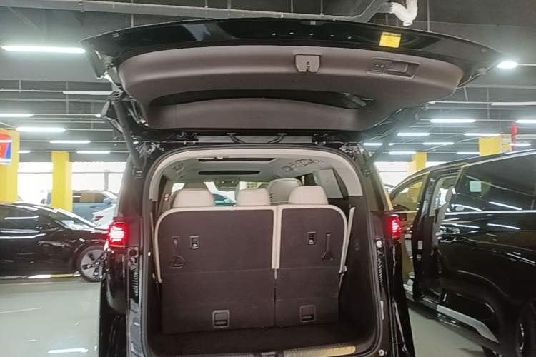 Used Denza D9 2024 EV 620 Premium Model Trunk