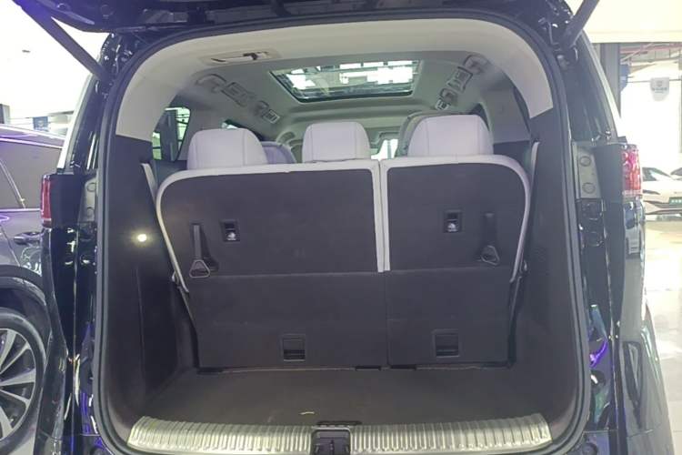 Used Denza D9 2024 DM-i 980 Four-Wheel Drive Prestige Model Trunk