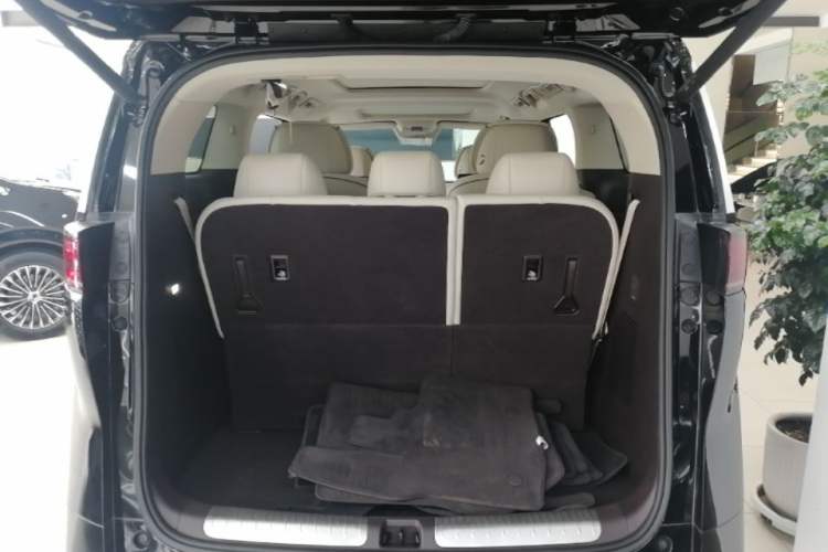 Used Denza D9 2024 DM-i 980 Four-Wheel Drive Prestige Model Trunk