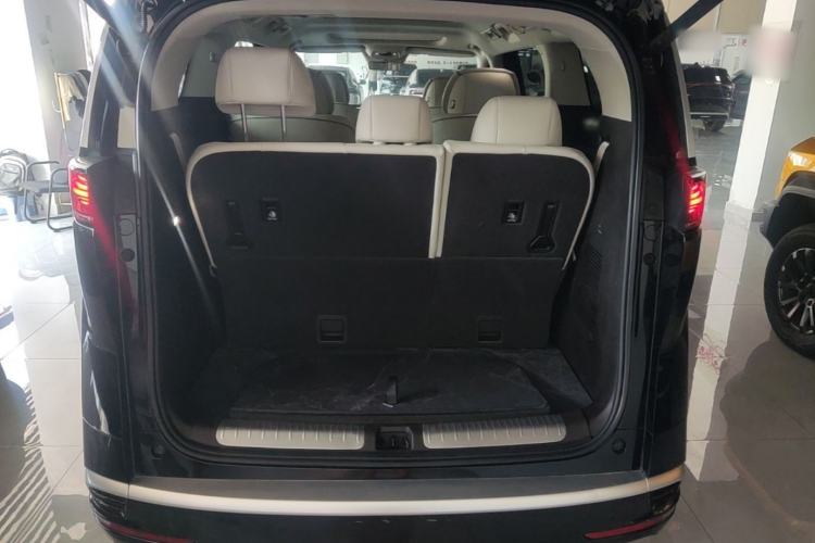 Used Denza D9 2024 DM-i 980 Four-Wheel Drive Prestige Model Trunk