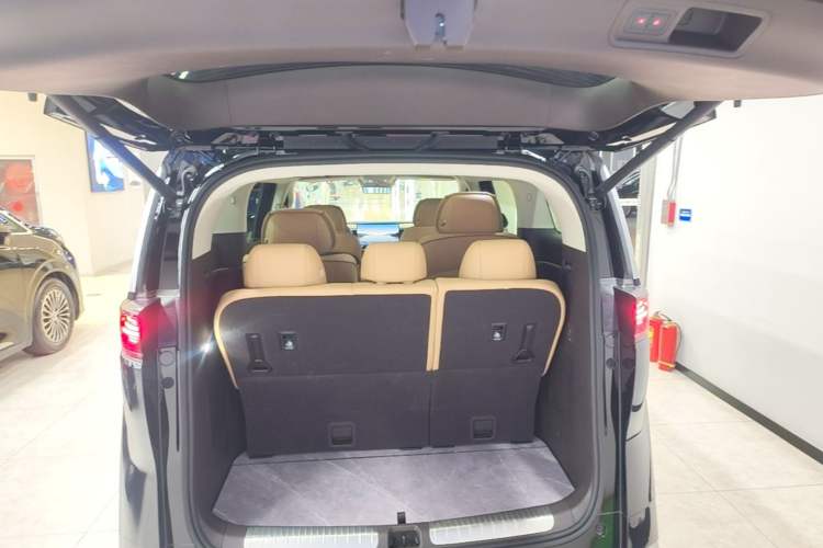 Used Denza D9 2024 DM-i 980 Four-Wheel Drive Prestige Model Trunk