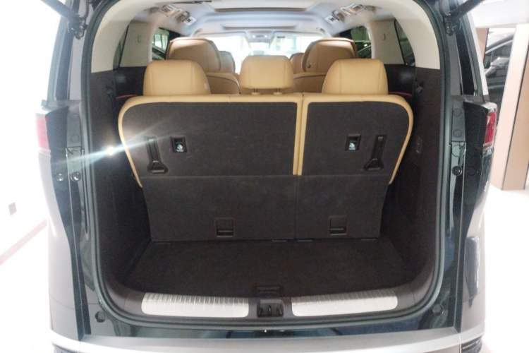 Used Denza D9 2024 DM-i 980 Four-Wheel Drive Prestige Model Trunk