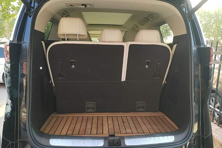 Used Denza D9 2024 DM-i 1050 Luxury Model Trunk