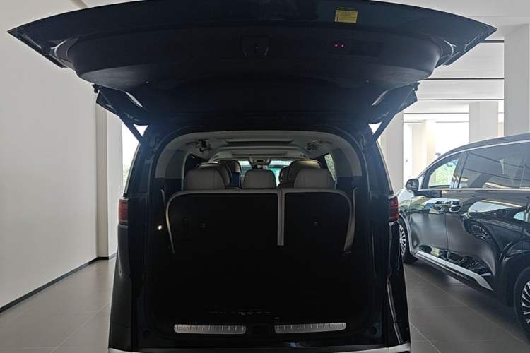 Used Denza D9 2024 DM-i 980 Four-Wheel Drive Flagship Model Trunk
