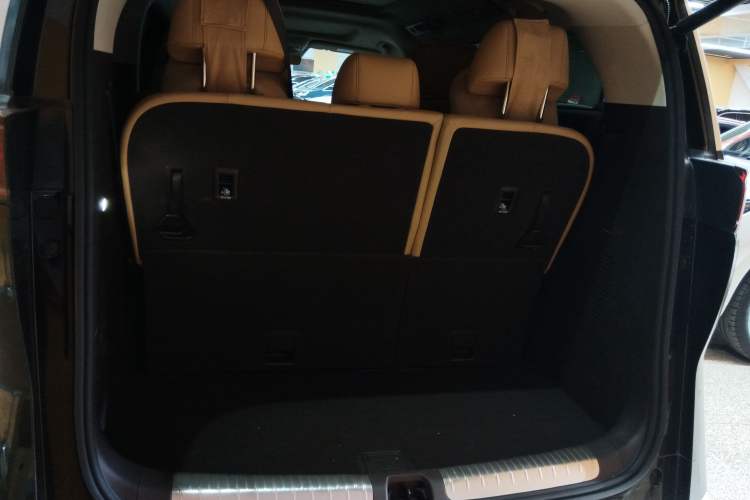 Used Denza D9 2024 EV 600 Four-Wheel Drive Prestige Model Trunk