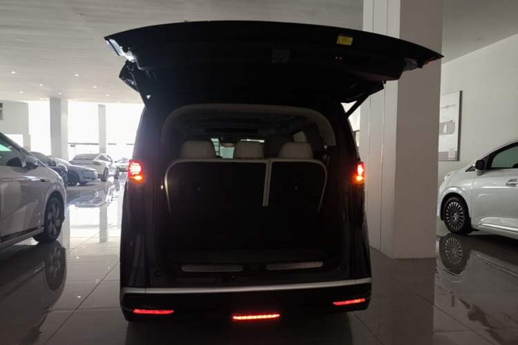 Used Denza D9 2024 DM-i 980 Four-Wheel Drive Prestige Model Trunk