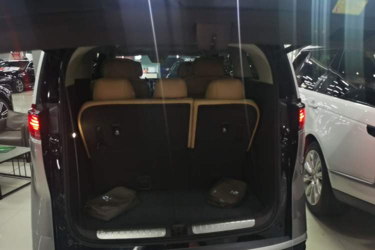 Used Denza D9 2024 DM-i 980 Four-Wheel Drive Prestige Model Trunk