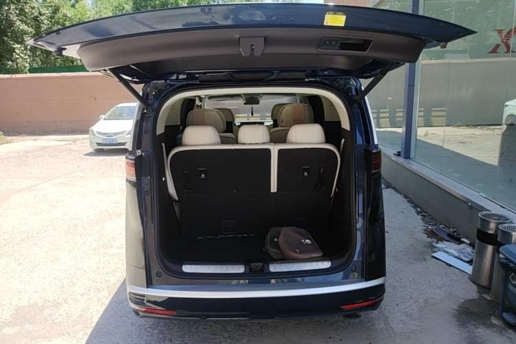 Used Denza D9 2024 DM-i 980 Four-Wheel Drive Flagship Model Trunk