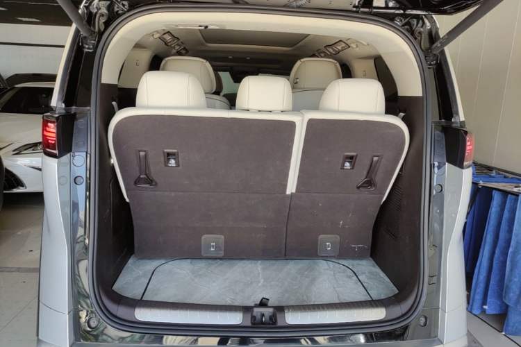 Used Denza D9 2024 DM-i 980 Four-Wheel Drive Flagship Model Trunk