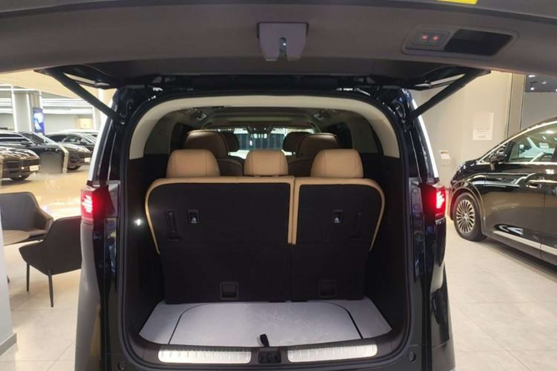 Used Denza D9 2024 DM-i 980 Four-Wheel Drive Prestige Model Trunk