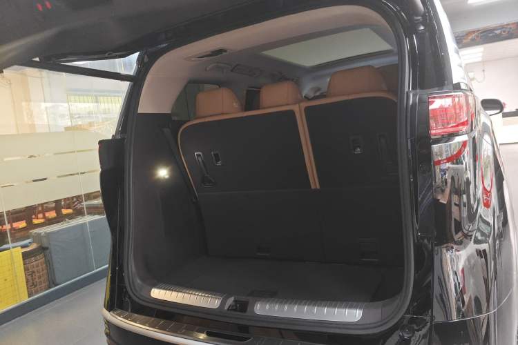 Used Denza D9 2024 DM-i 980 Four-Wheel Drive Prestige Model Trunk