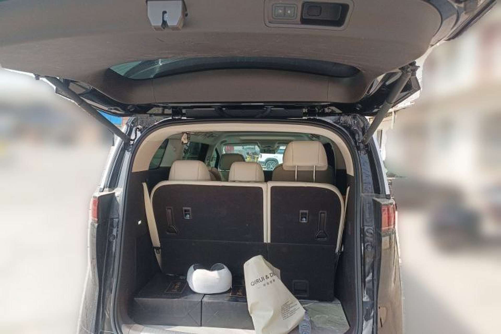 Used Denza D9 2024 DM-i 980 Four-Wheel Drive Flagship Model Trunk