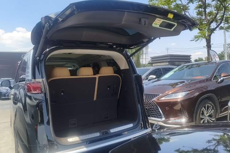 Used Denza D9 2024 DM-i 980 Four-Wheel Drive Prestige Model Trunk