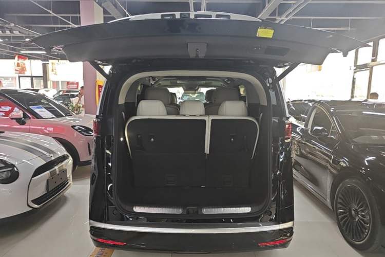 Used Denza D9 2024 DM-i 980 Four-Wheel Drive Prestige Model Trunk