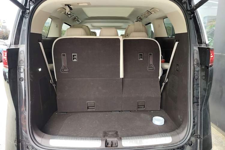 Used Denza D9 2024 DM-i 980 Four-Wheel Drive Flagship Model Trunk