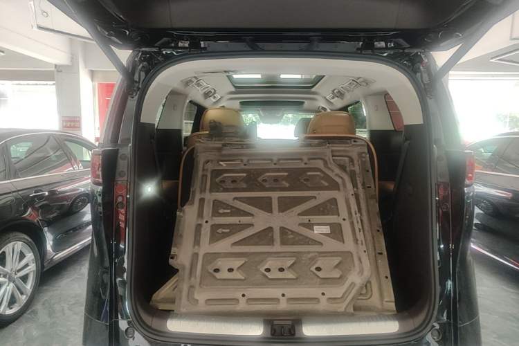 Used Denza D9 2024 DM-i 1050 Luxury Model Trunk