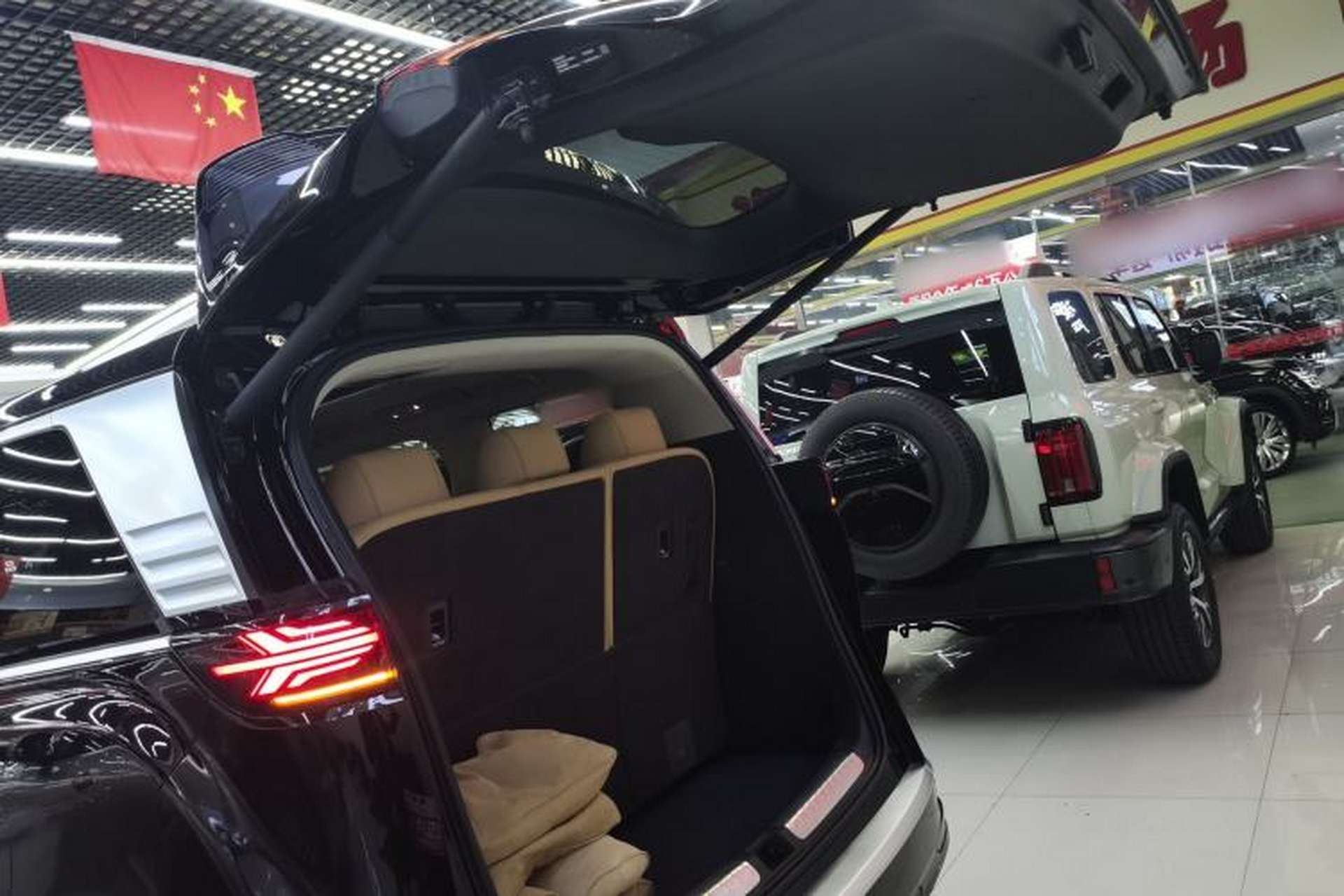 Used Denza D9 2024 DM-i 980 Four-Wheel Drive Flagship Model Trunk