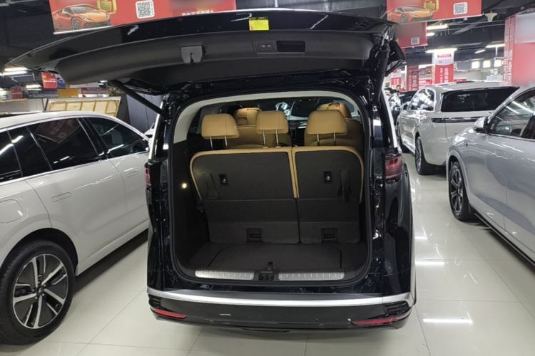 Used Denza D9 2024 DM-i 980 Four-Wheel Drive Prestige Model Trunk