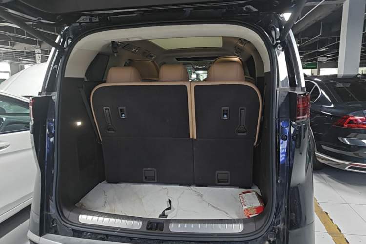 Used Denza D9 2024 DM-i 980 Four-Wheel Drive Flagship Model Trunk
