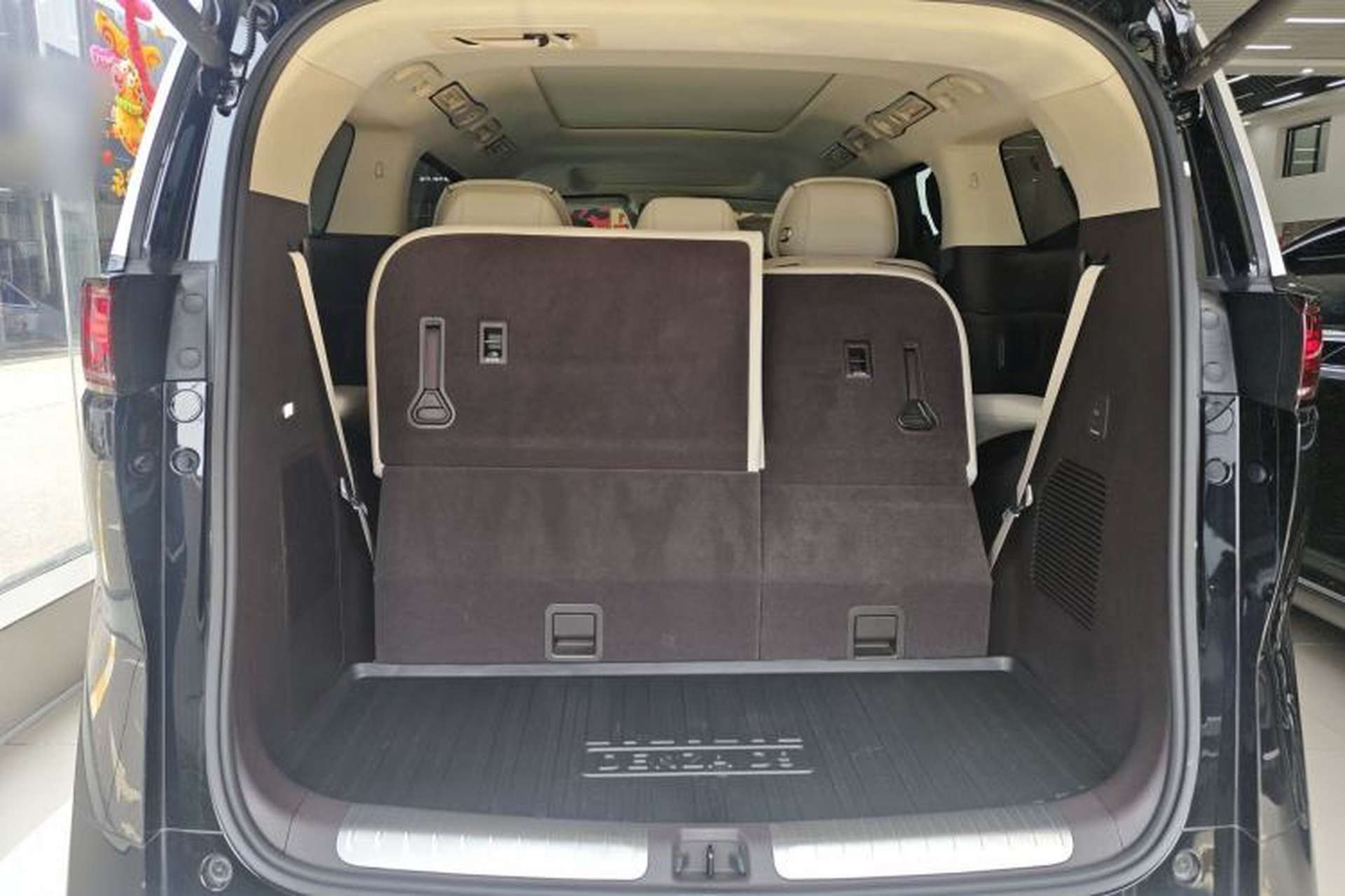 Used Denza D9 2024 DM-i 980 Four-Wheel Drive Flagship Model Trunk