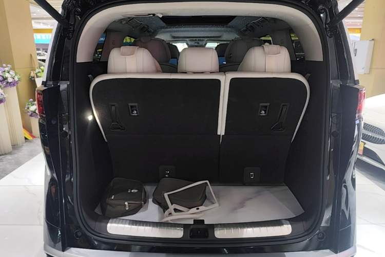 Used Denza D9 2024 DM-i 980 Four-Wheel Drive Flagship Model Trunk