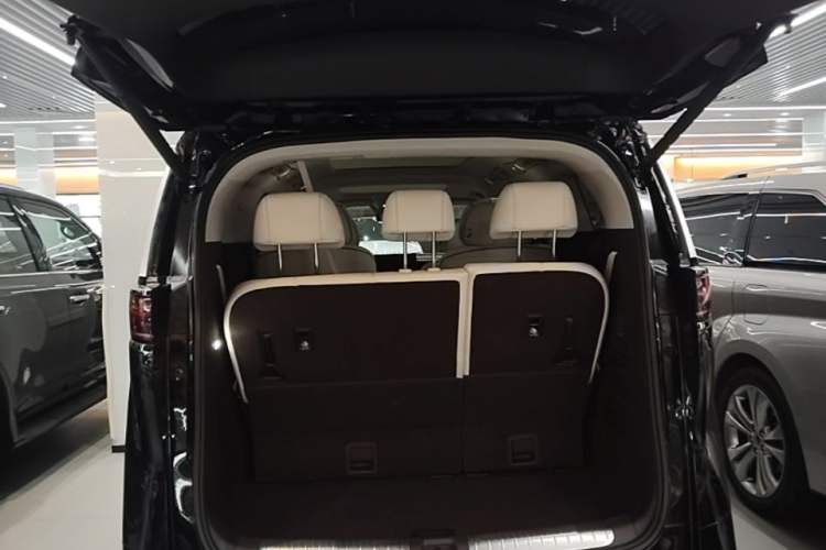Used Denza D9 2024 DM-i 980 Four-Wheel Drive Prestige Model Trunk